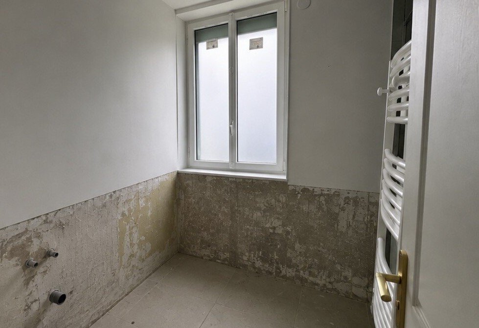La même salle de bain en cours de chantier : dépose du carrelage d'origine