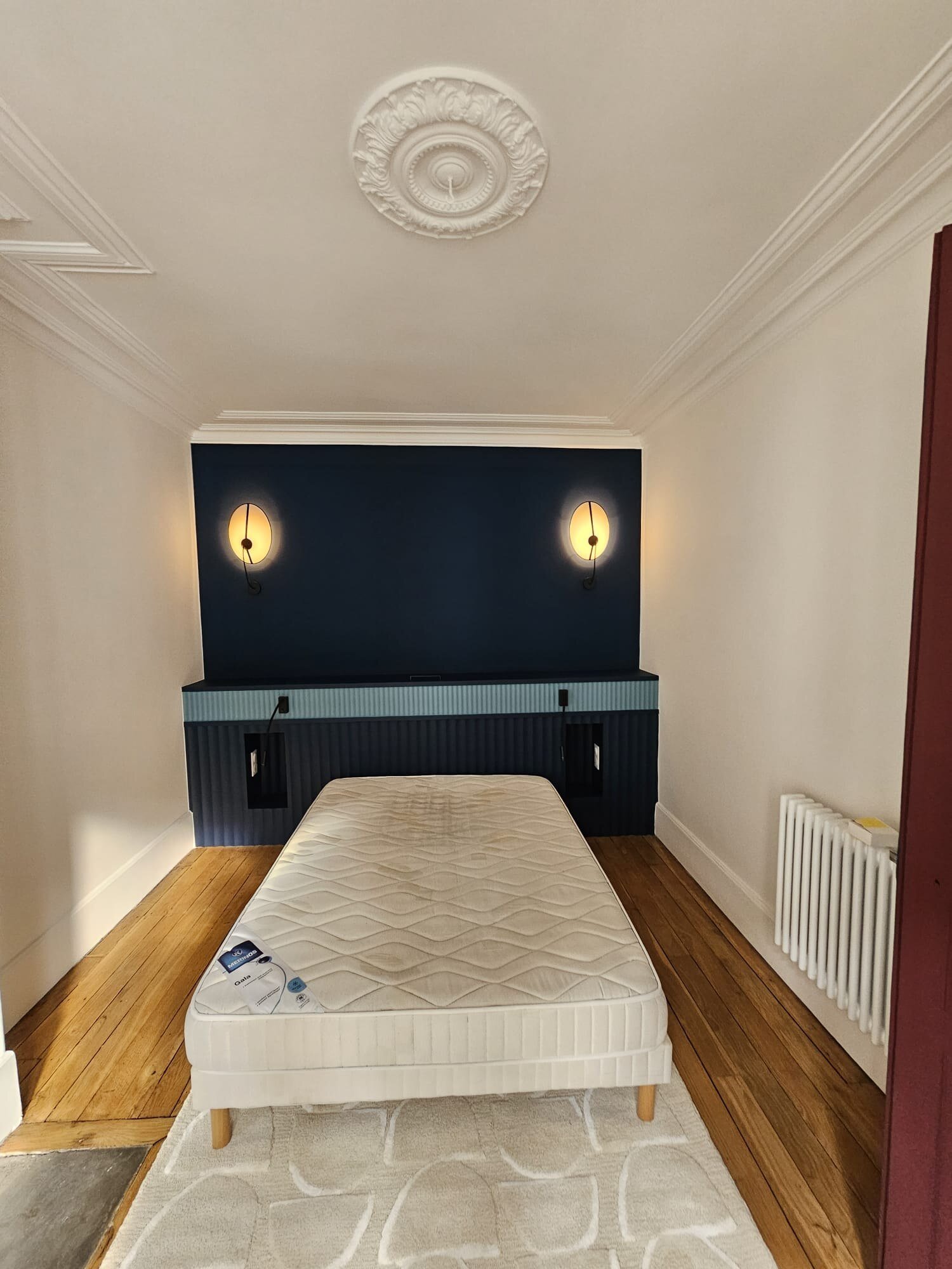 Chambre avec tête de lit cannelée bleu marine