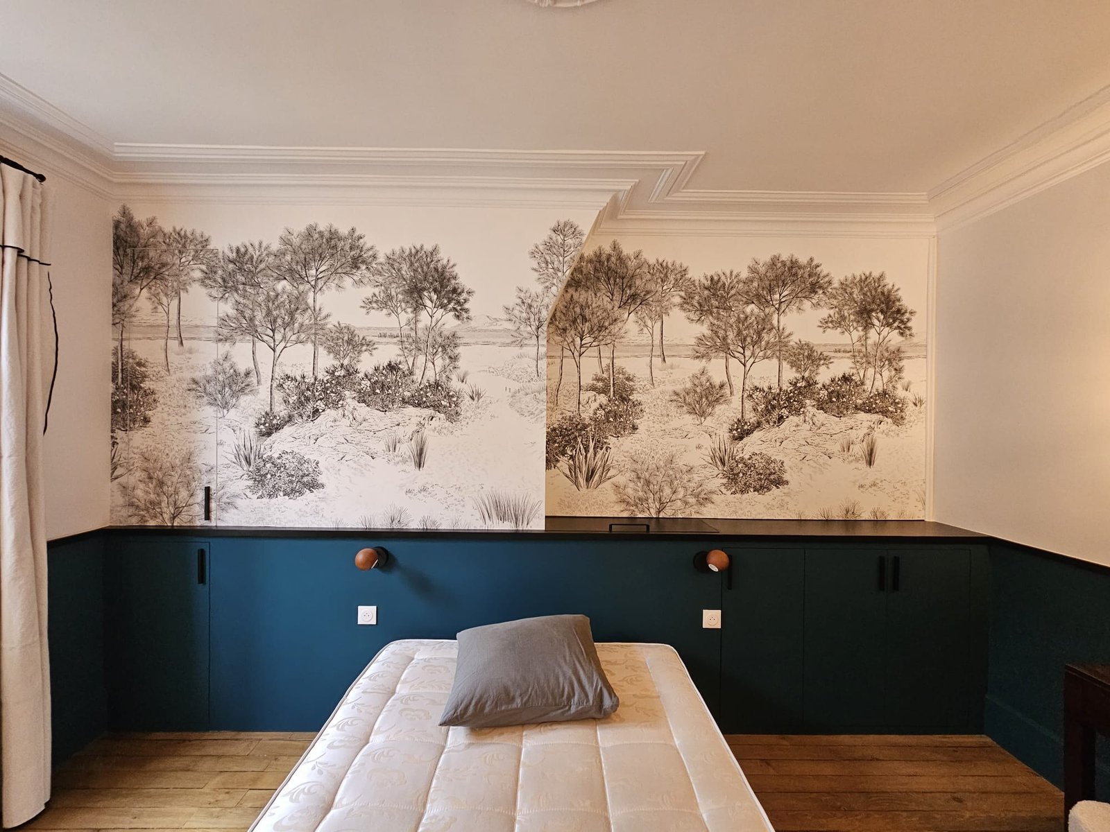 Chambre avec papier peint paysage et mobilier bleu canard