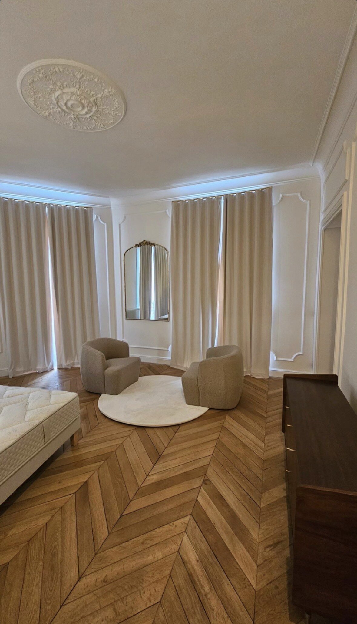 Chambre du projet Paris 8 : parquet point de Hongrie et miroir ancien