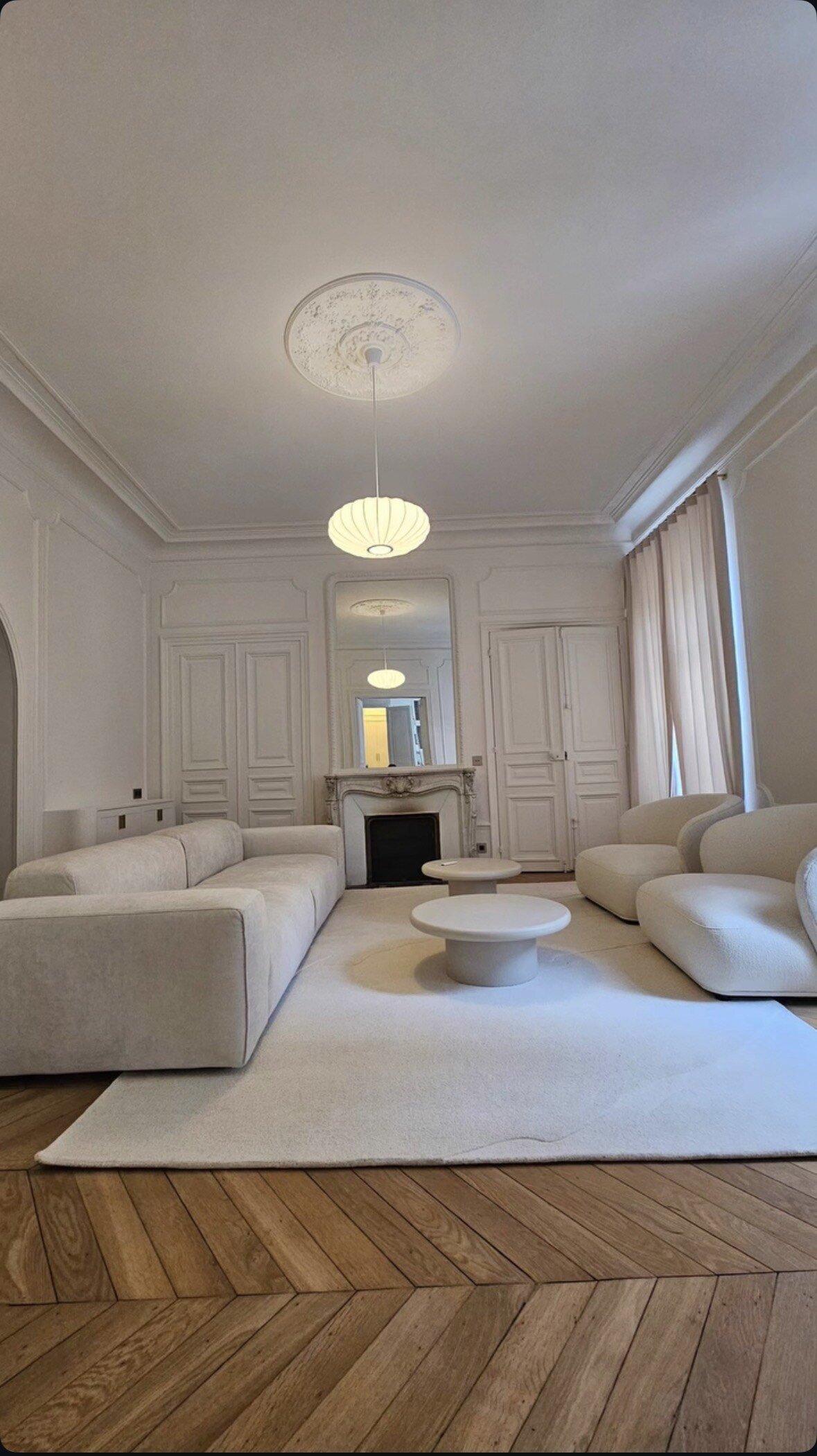 Séjour du projet Paris 8 : moulures, cheminée en marbre, mobilier contemporain