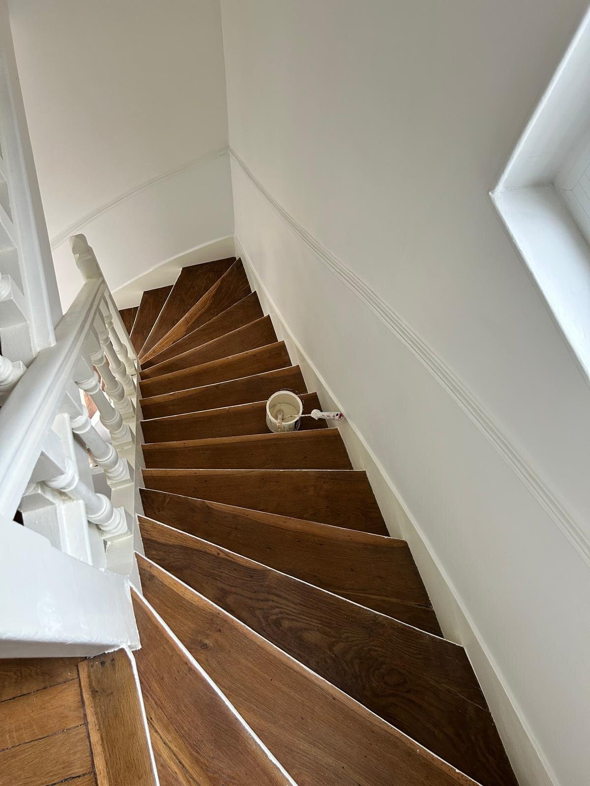 Escalier en bois tournant en cours de rénovation