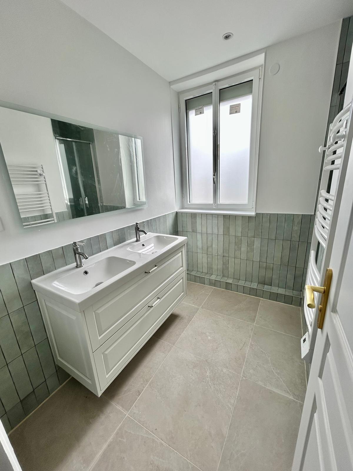 Salle de bain avec double vasque et faïence verte